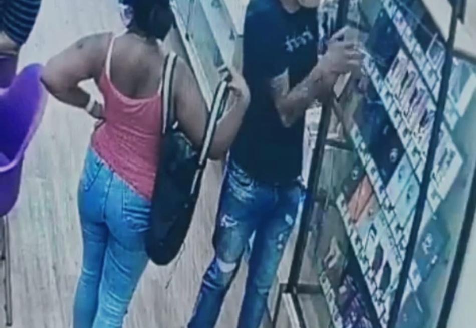 Casal é procurado após furtar dois aparelhos celulares de uma loja em Pará de Minas