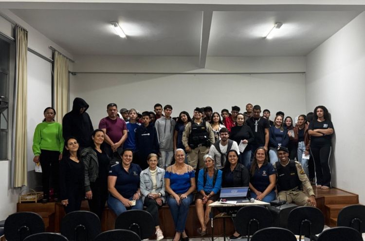 Polícia Militar realiza palestra do Agosto Lilás em Onça de Pitangui.