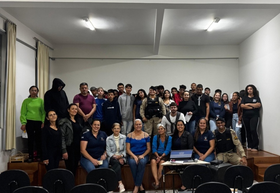Polícia Militar realiza palestra do Agosto Lilás em Onça de Pitangui.