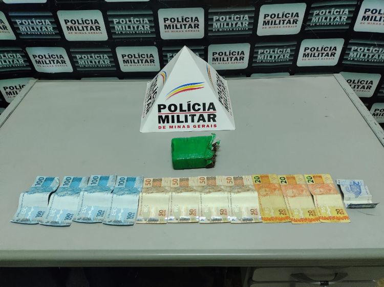 PM prende dois maiores e apreende um menor por tráfico de drogas no bairro Santos Dumont