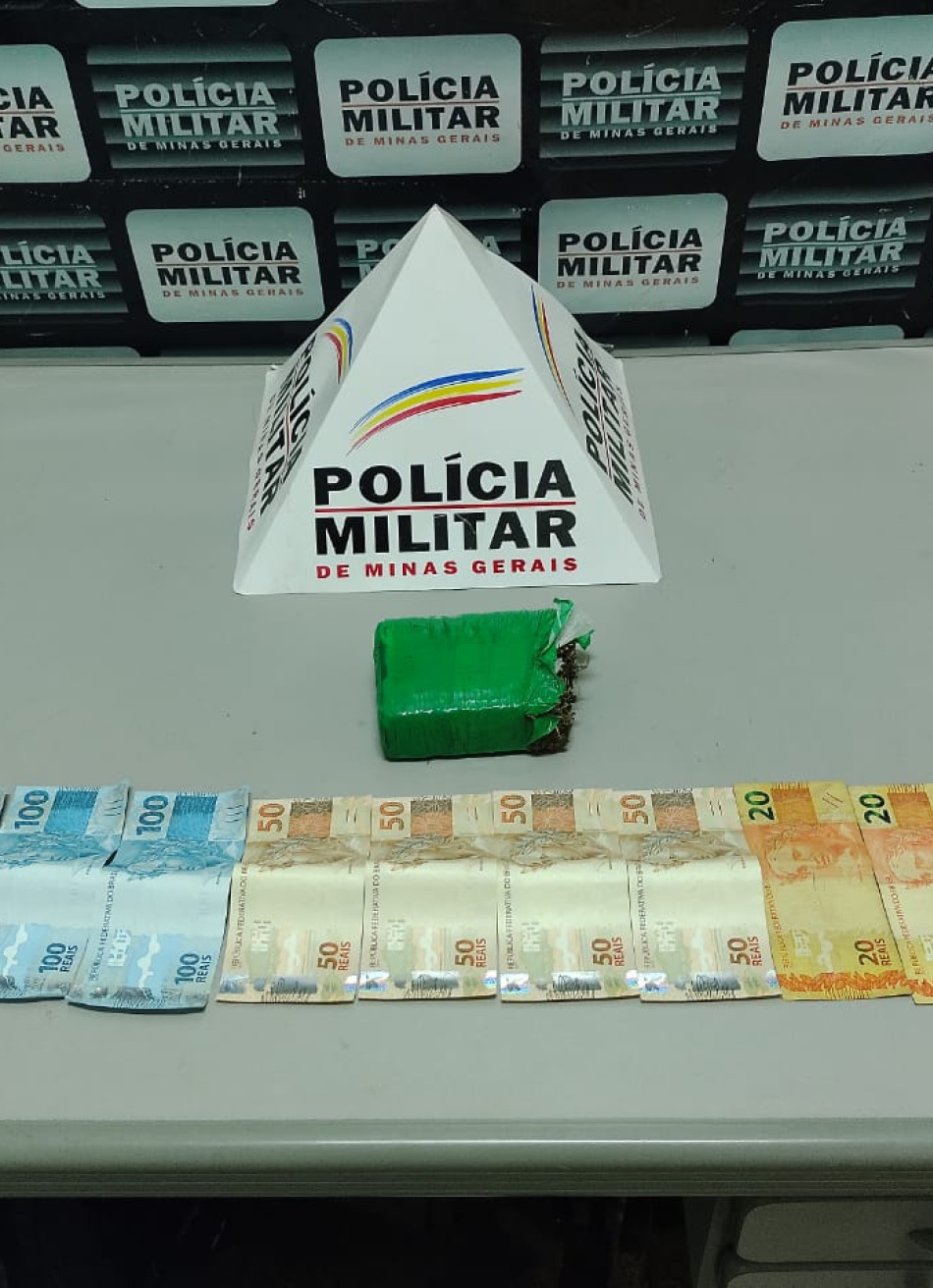 PM prende dois maiores e apreende um menor por tráfico de drogas no bairro Santos Dumont