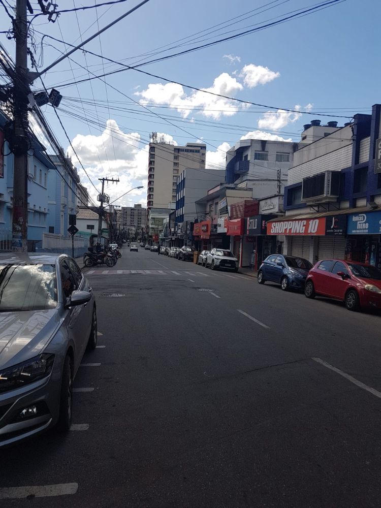 Segunda-feira de Carnaval em Pará de Minas é marcada por ruas vazias e lojas fechadas no centro