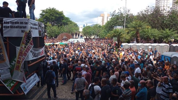 Forças de segurança Pública de Minas Gerais realizaram nesta quarta-feira uma grande marcha de protesto em Belo Horizonte