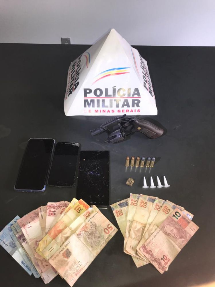 Polícia Militar apreende drogas e um revólver com dupla em Papagaios