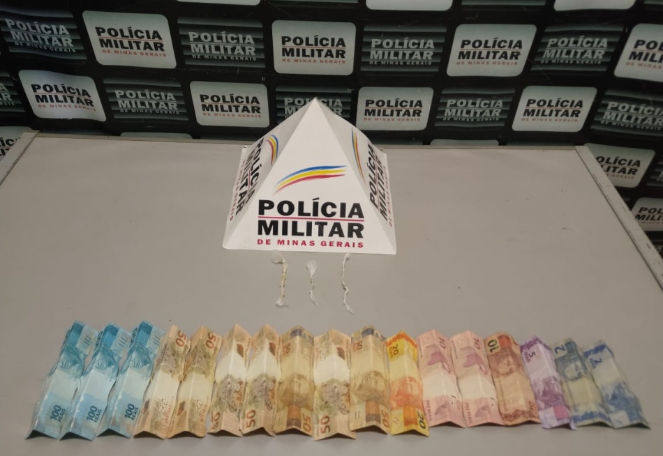 Casal é preso pela polícia no bairro Santos Dumond com 12 pedras de crack e R$ 709,00 em dinheiro