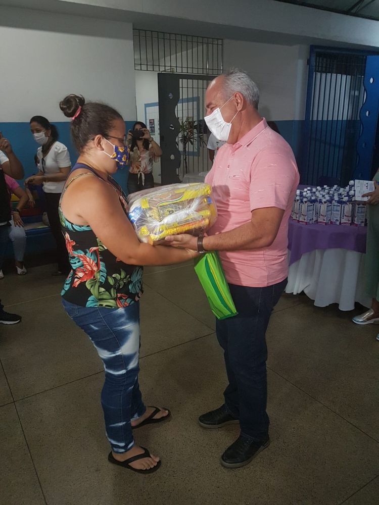 Prefeitura fez nesta segunda-feira a entrega de novas cestas básicas do Projeto Vida no Prato