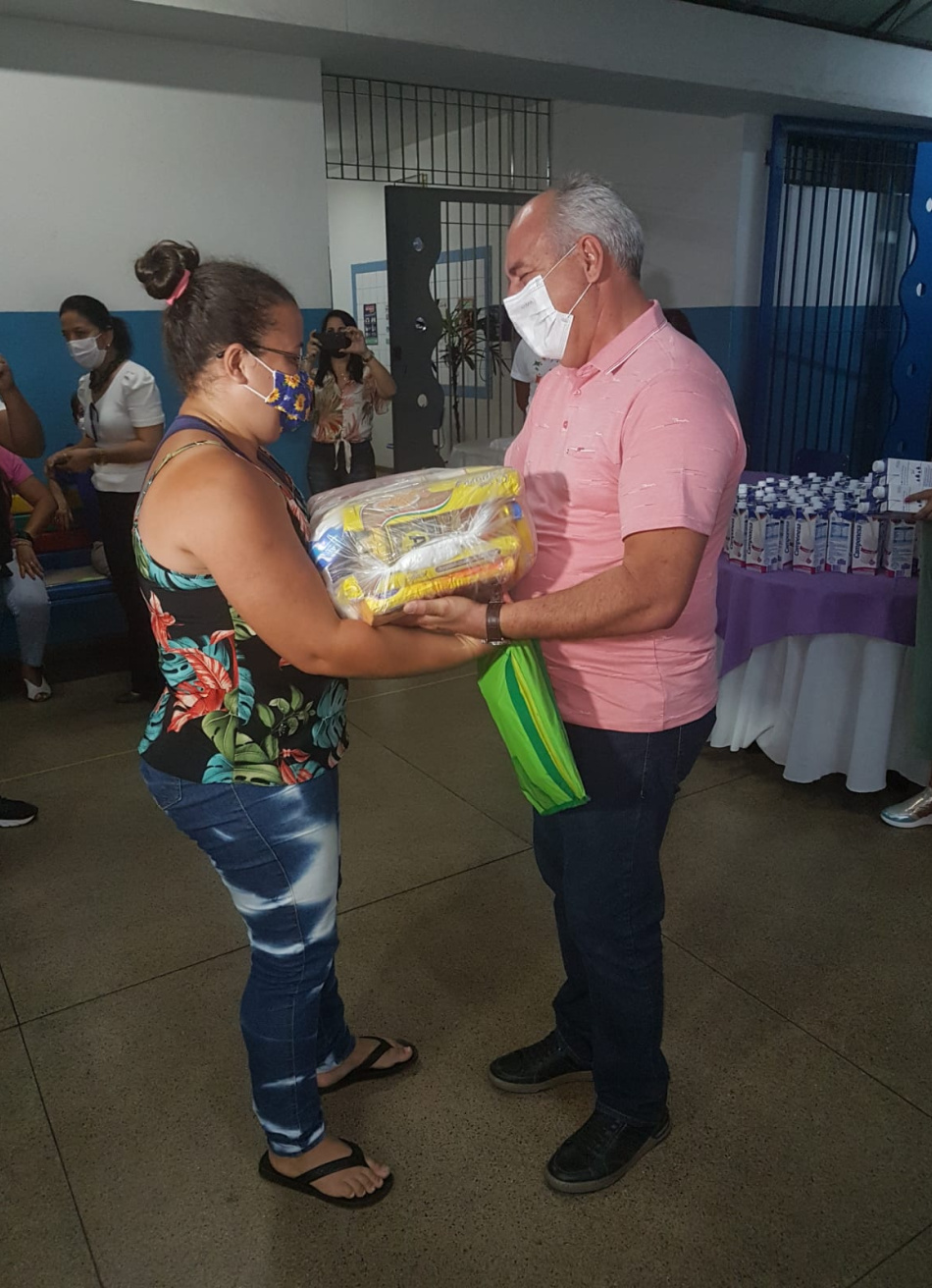 Prefeitura fez nesta segunda-feira a entrega de novas cestas básicas do Projeto Vida no Prato
