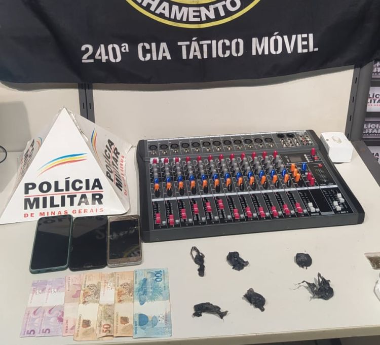 Dupla é detida em Divinópolis com seis buchas de cocaína