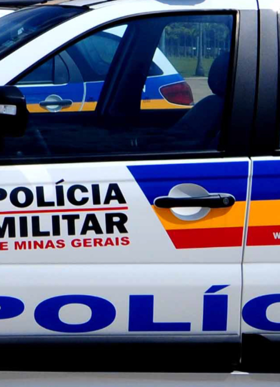 Mulher agride companheiro depois de ver mensagem em celular
