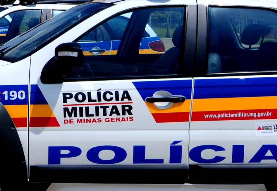 Mulher agride companheiro depois de ver mensagem em celular