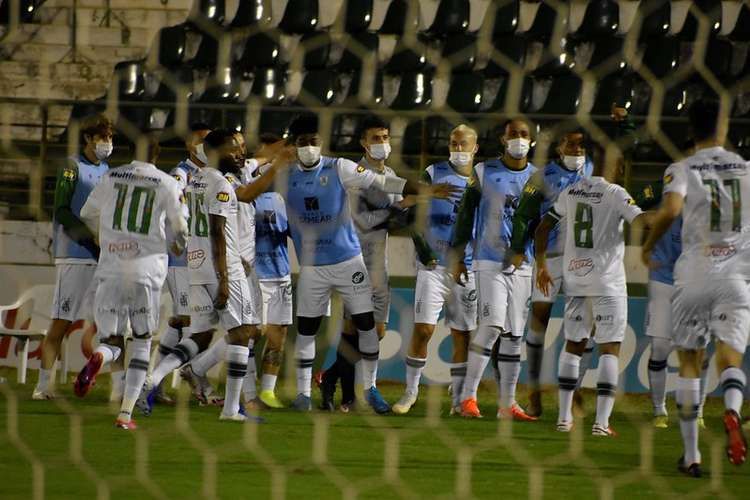 América vence o Guarani, assume a liderança da Série B e fica a um ponto do acesso