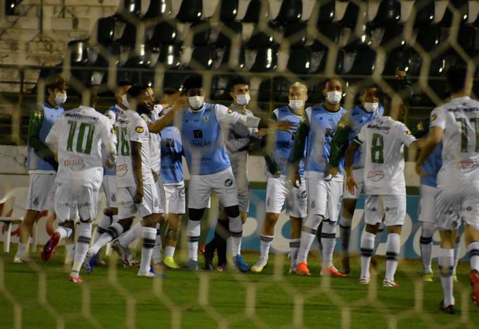 América vence o Guarani, assume a liderança da Série B e fica a um ponto do acesso