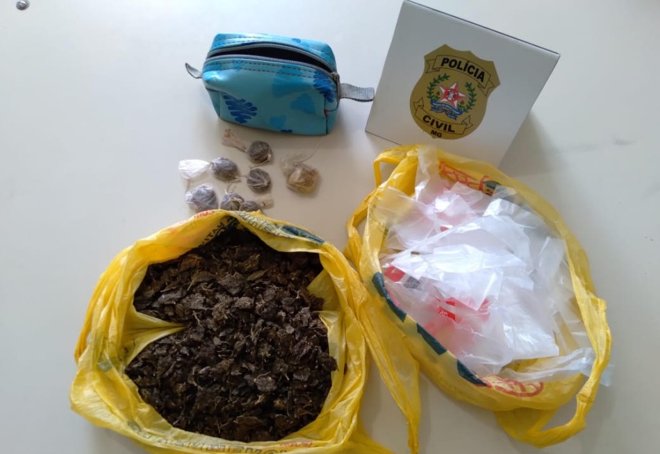 Polícia Civil prendeu suspeita de tráfico e apreendeu maconha e crack em Nova Serrana