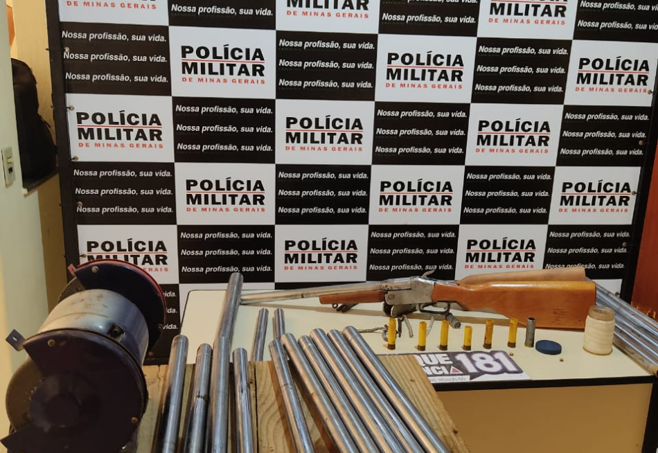 Polícia Militar apreende espingarda, munições e material para fabricação de armas