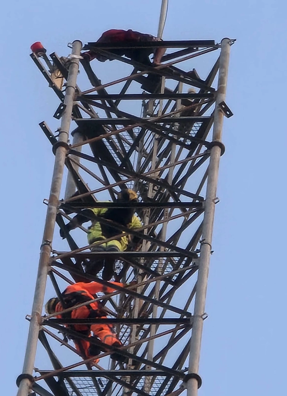 CORPO DE BOMBEIROS MILITAR REALIZA RESGATE DE HOMEM EM TORRE DE TELEFONIA EM PAPAGAIOS