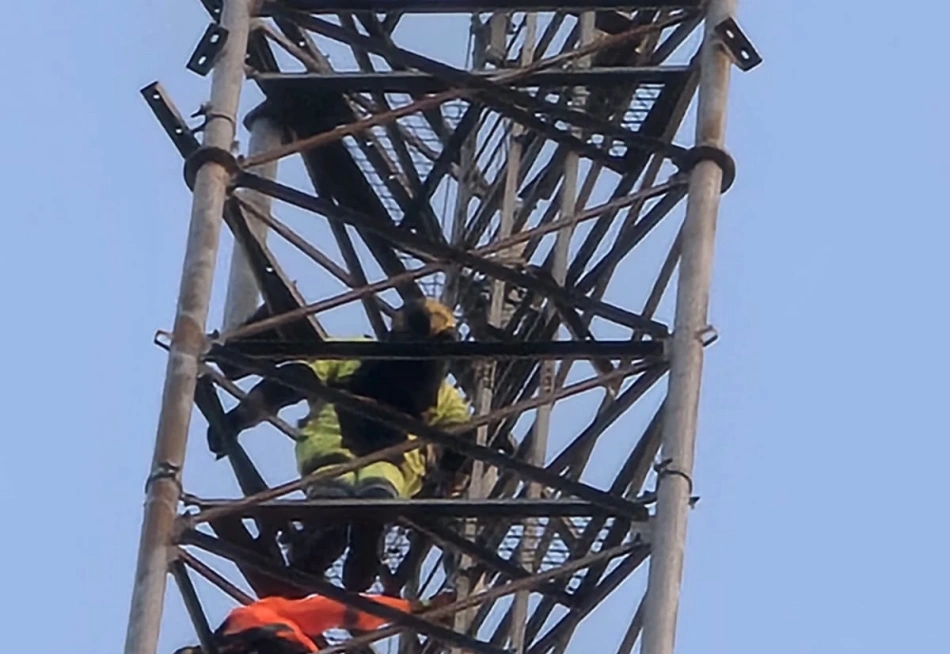 CORPO DE BOMBEIROS MILITAR REALIZA RESGATE DE HOMEM EM TORRE DE TELEFONIA EM PAPAGAIOS