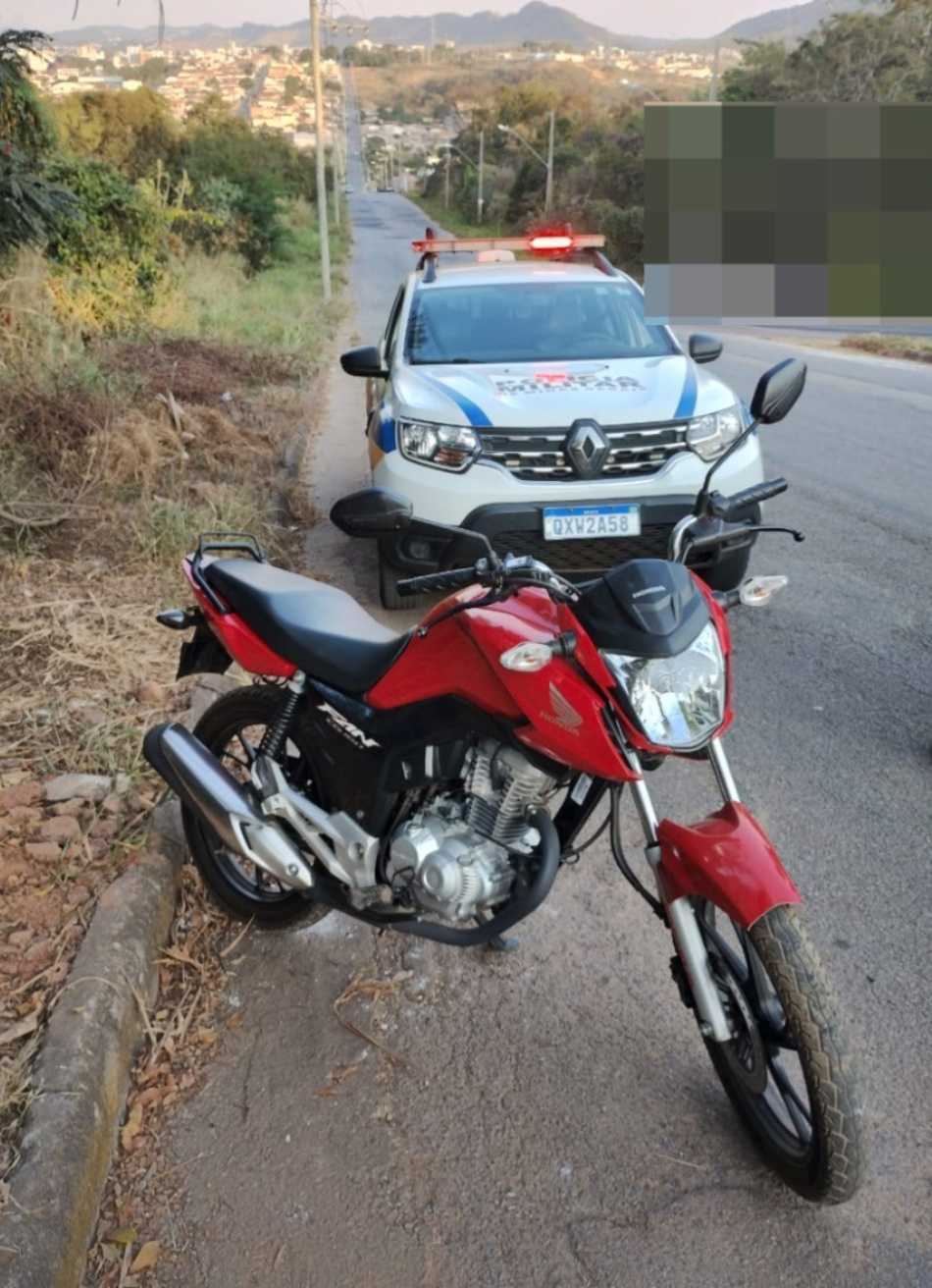 PM recupera veiculo furtado no bairro Esplanada.