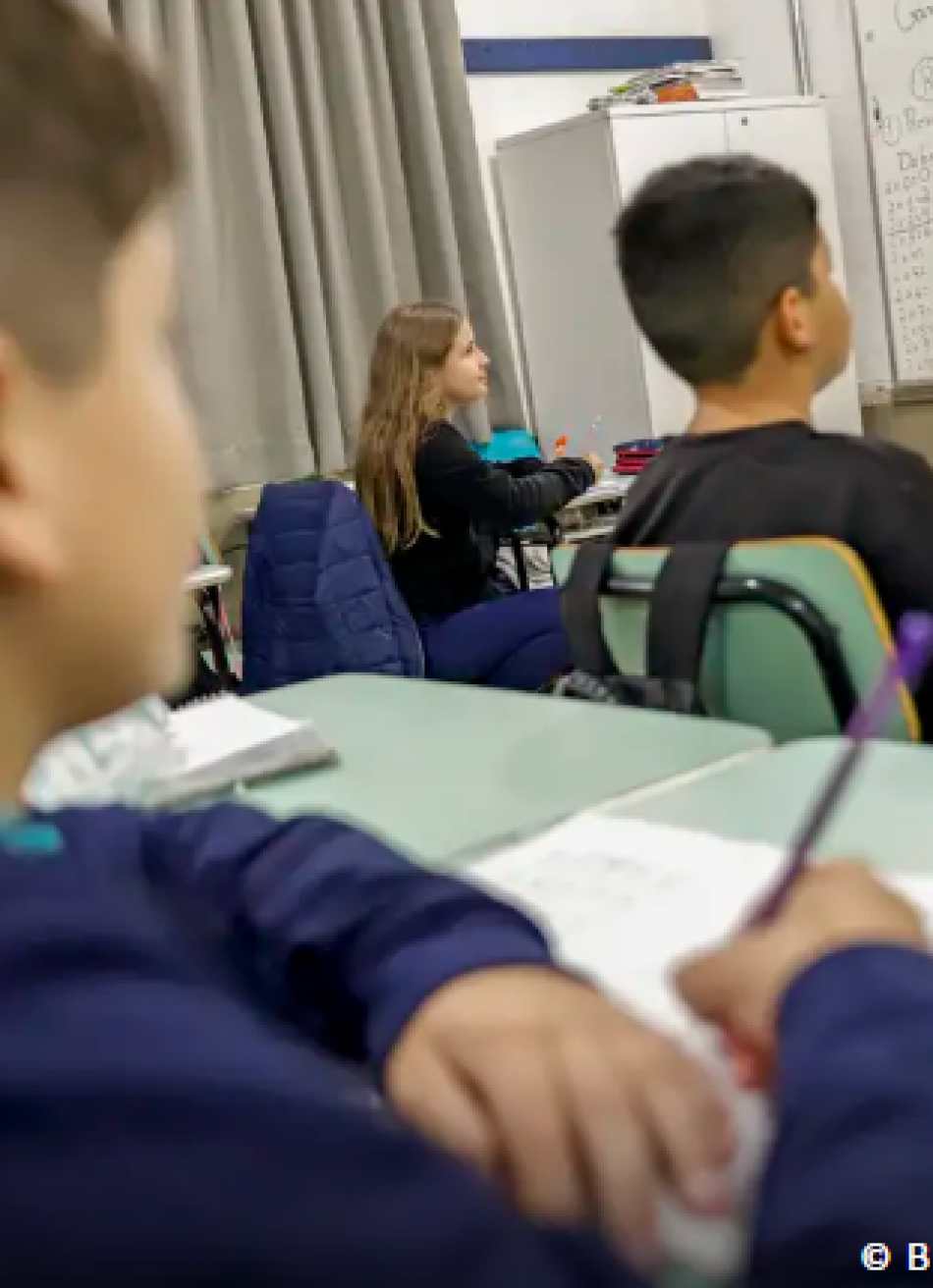 Professor brasileiro perde 21% do tempo de aula com disciplina, aponta pesquisa da OCDE