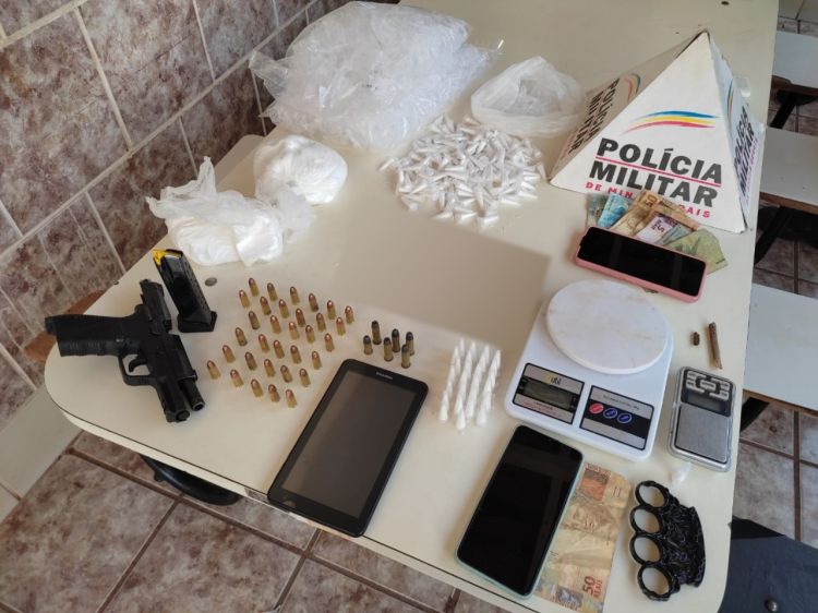 Polícia Militar apreendeu grande quantidade de drogas no bairro São Francisco, em Itatiaiuçu