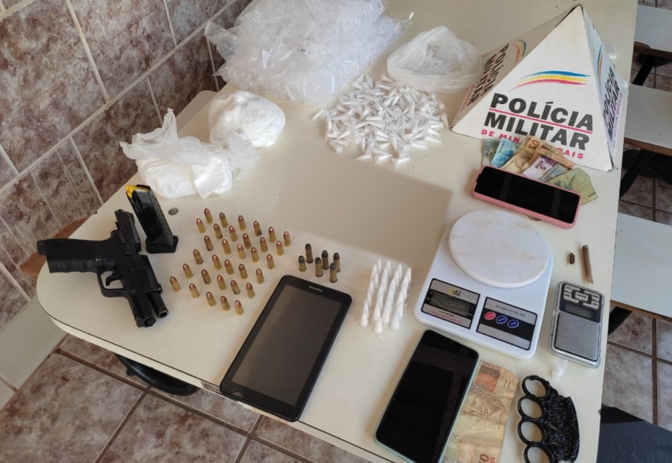 Polícia Militar apreendeu grande quantidade de drogas no bairro São Francisco, em Itatiaiuçu