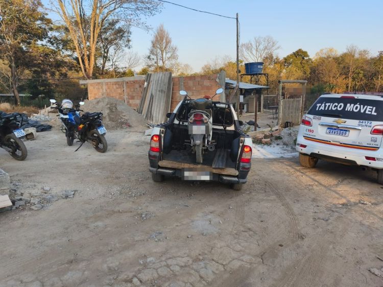 PM apreende drogas, arma de fogo e prende dois indivíduos em Limas