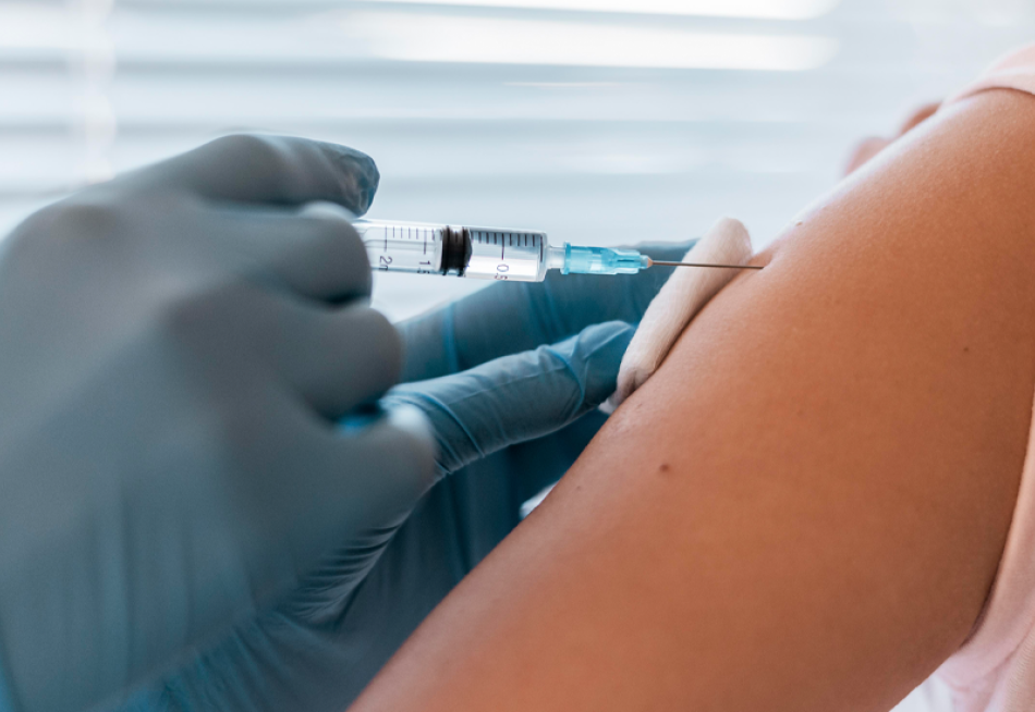 Pessoas com idade entre 55 e 59 anos com comorbidades recebem nesta segunda-feira a segunda dose da vacina contra a Covid-19