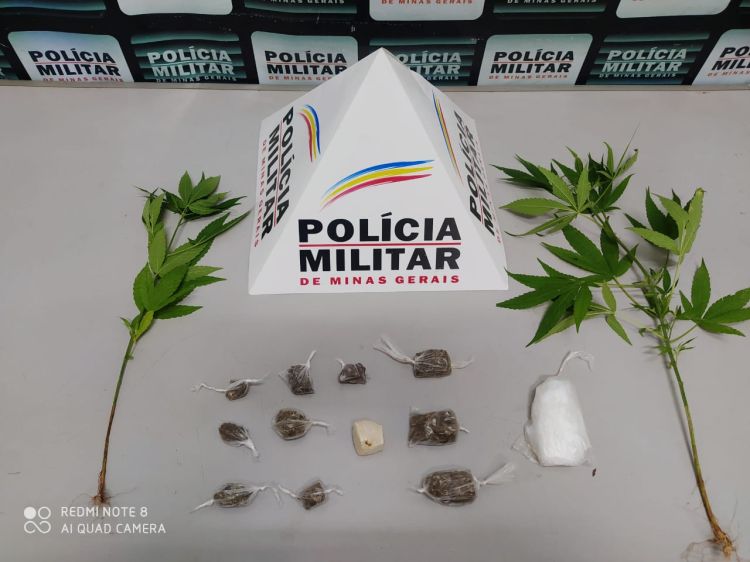 Adolescente é preso em Pará de Minas com dois pés de maconha, uma pedra grande de crack e materiais para embalagem de drogas