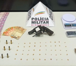 Pará de Minas – PM prende indivíduos por Tráfico de Drogas e posse ilegal de arma de fogo