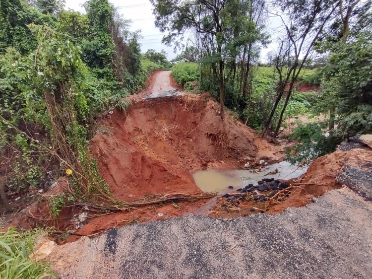 Estrada que liga os distritos de Torneiros e Carioca rompeu por causa da chuva