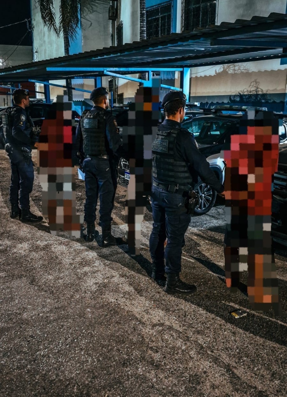 NOVA SERRANA:GCM PRENDE 2 HOMENS E APREENDE UM ADOLESCENTE POR TRÁFICO DE DROGAS