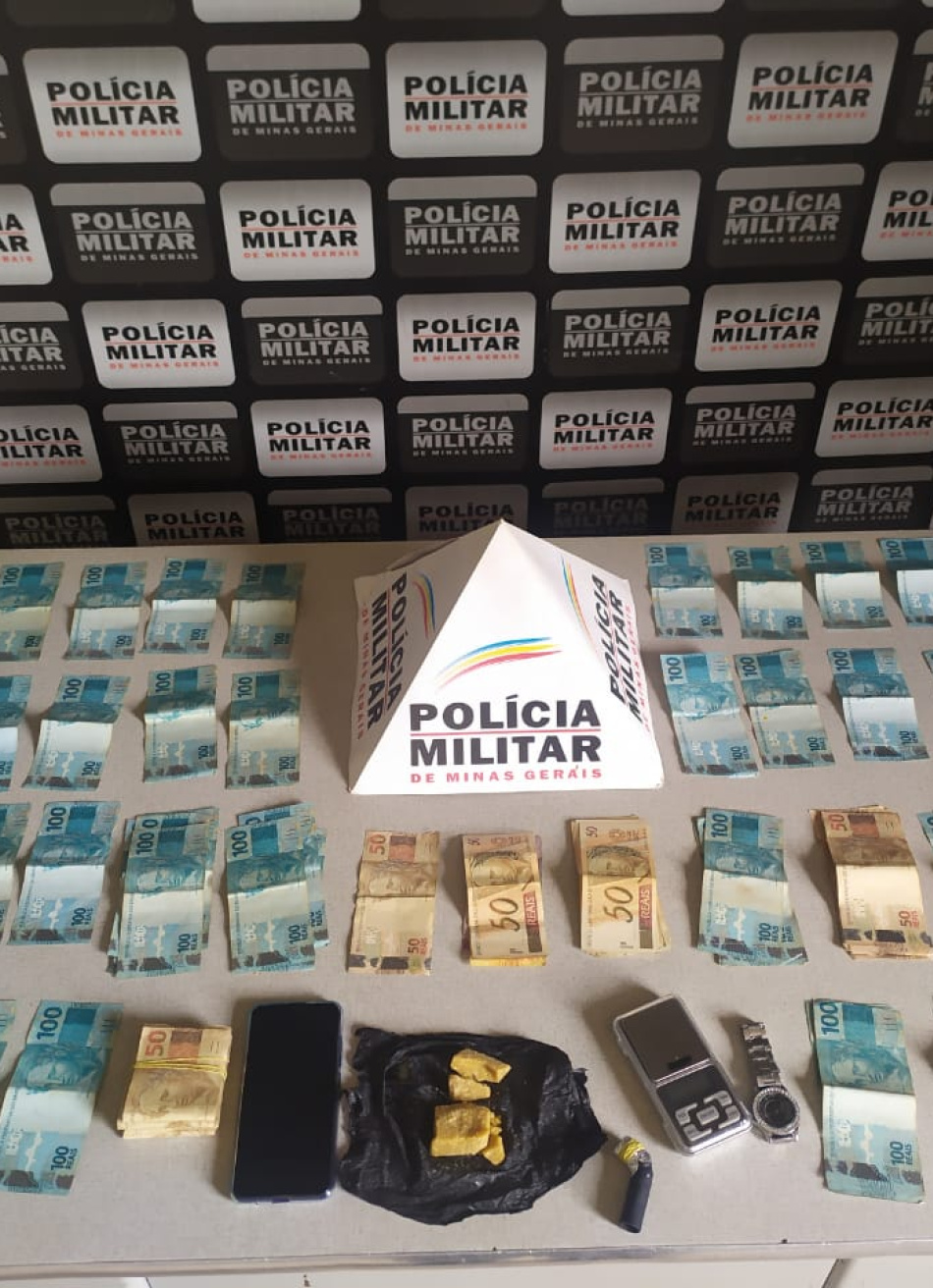 Mulher com drogas e mais de R$13.000,00 em dinheiro é presa em Dores do Indaiá