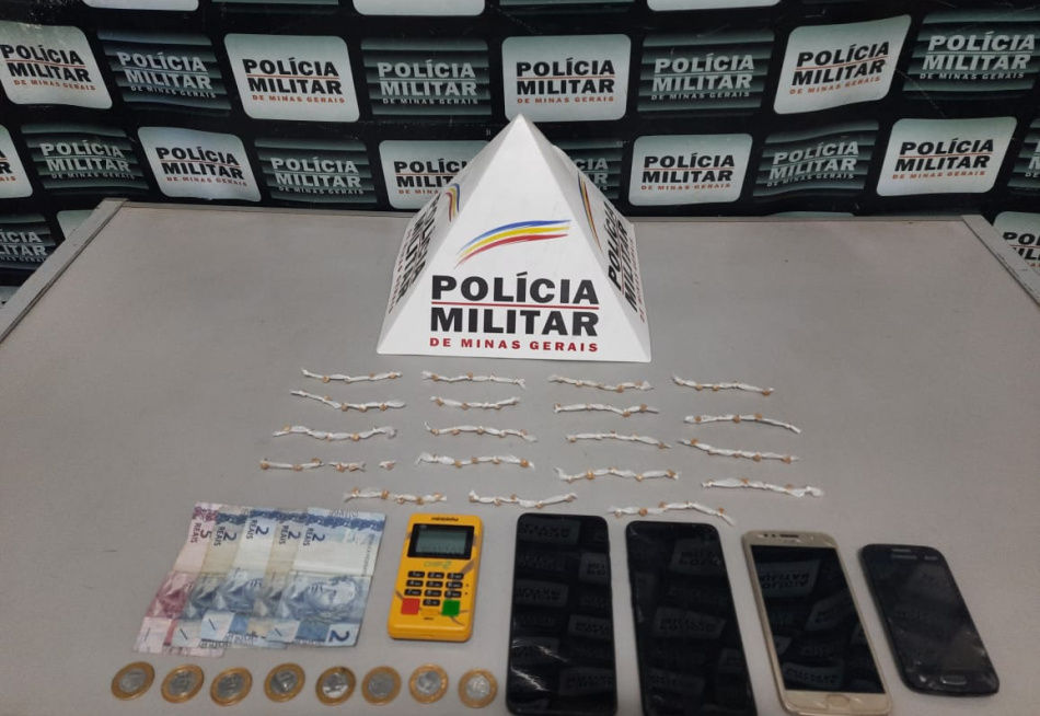 Polícia Militar detém cinco pessoas no bairro Padre Libério suspeitas de tráfico de drogas