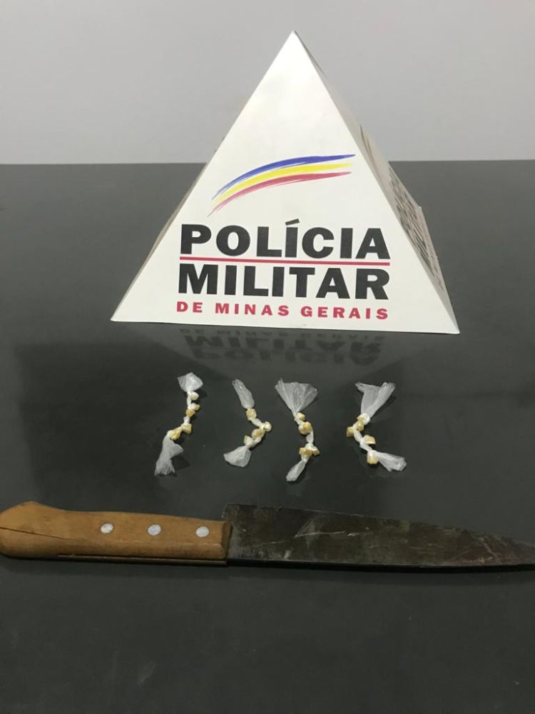 Polícia Militar apreende drogas e faca em Papagaios