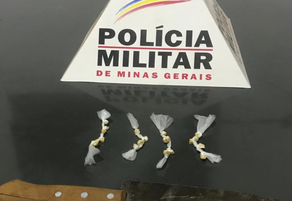 Polícia Militar apreende drogas e faca em Papagaios