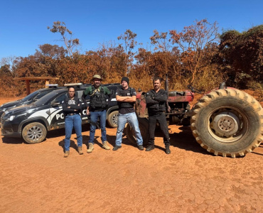 PCMG apreende veículos em investigação sobre furto de madeira de eucalipto