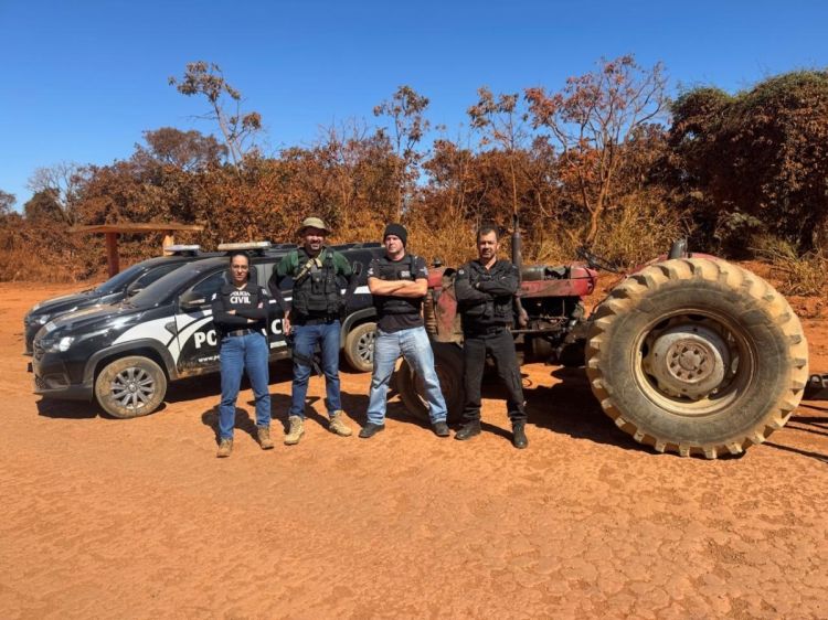 PCMG apreende veículos em investigação sobre furto de madeira de eucalipto