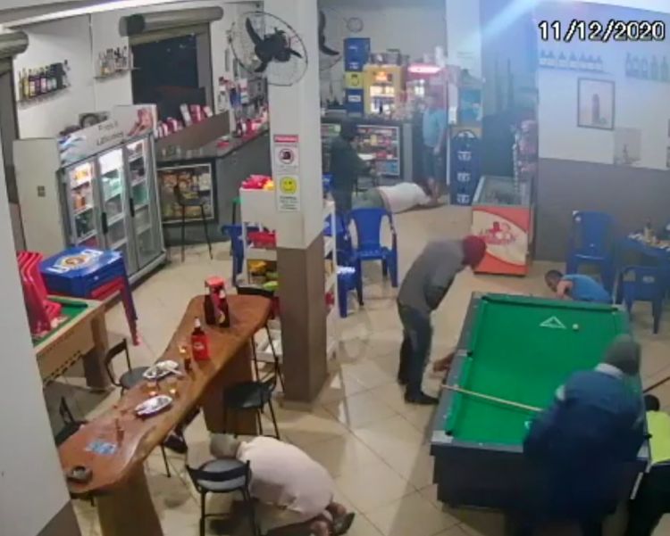 PM procura por três homens que assaltaram frequentadores de um bar no bairro Grão Pará