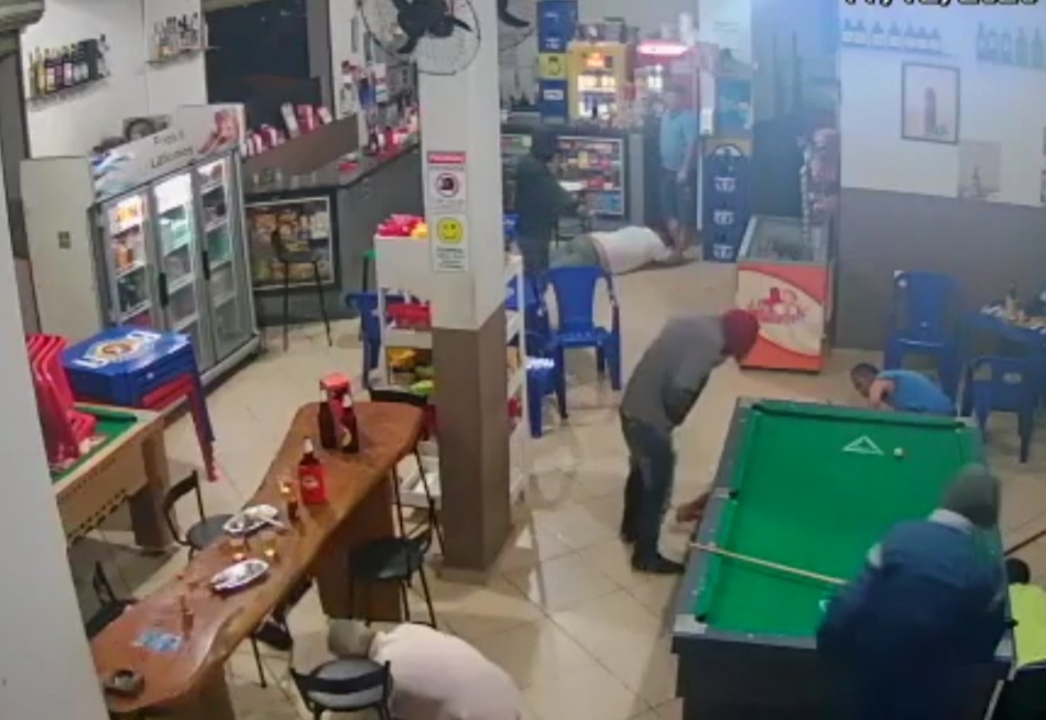 PM procura por três homens que assaltaram frequentadores de um bar no bairro Grão Pará