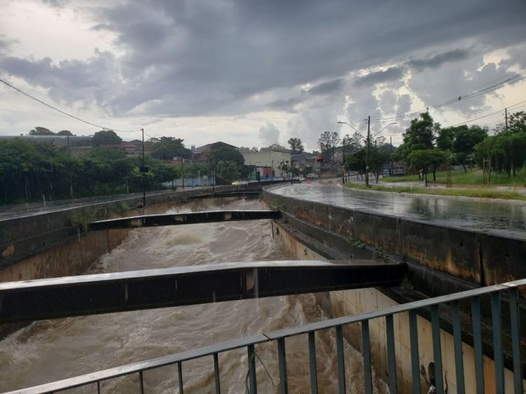 Temporal na tarde desta quarta-feira em BH causa imensos transtornos para a população