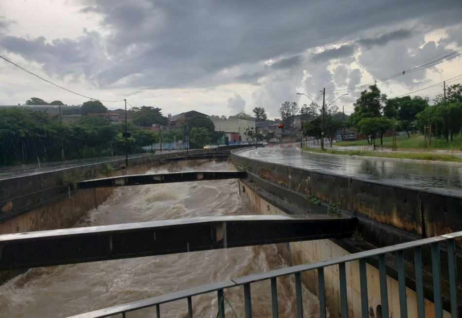Temporal na tarde desta quarta-feira em BH causa imensos transtornos para a população