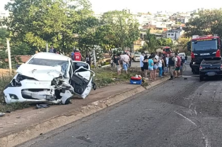 Cinco pessoas ficam gravemente feridas em acidente na BR-352, em Pitangui (MG)