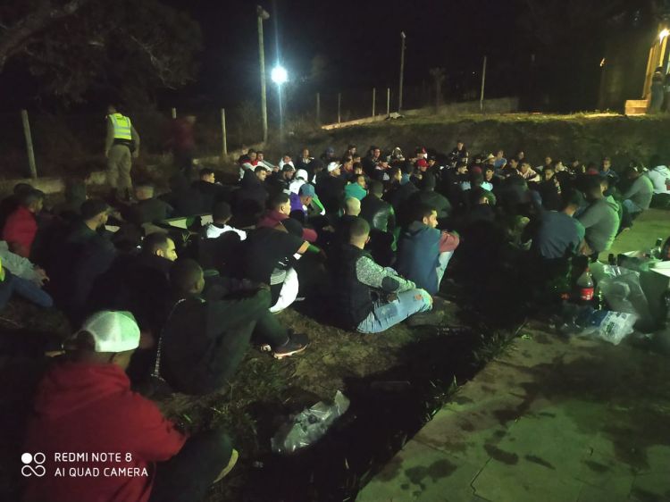 Polícia Militar acaba com baile funk em um sítio na zona rural de Araújos