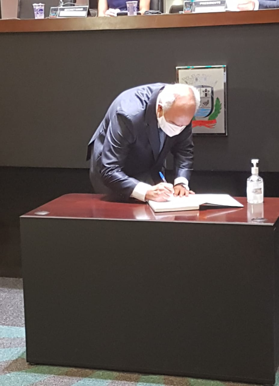 Prefeito, vice e vereadores tomaram posse nesta sexta-feira na Câmara Municipal