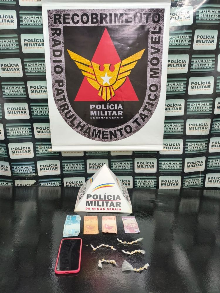 PM prende jovem e apreende adolescente por tráfico de drogas em Pará de Minas