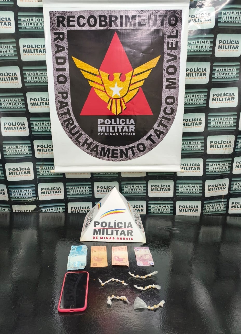 PM prende jovem e apreende adolescente por tráfico de drogas em Pará de Minas