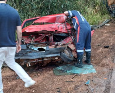 Colisão entre carro e caminhão na MG-176, em Luz, resulta em duas mortes