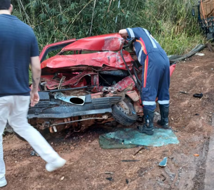 Colisão entre carro e caminhão na MG-176, em Luz, resulta em duas mortes