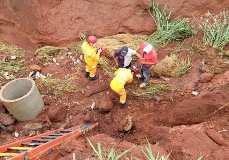 Deficiente visual foi resgatado por uma equipe de bombeiros após cair em uma vala aberta pela chuva em Pará de Minas