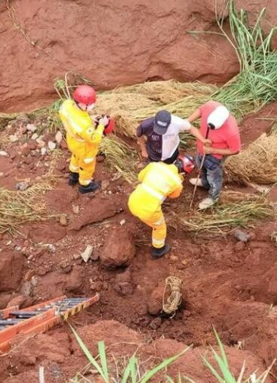 Deficiente visual foi resgatado por uma equipe de bombeiros após cair em uma vala aberta pela chuva em Pará de Minas