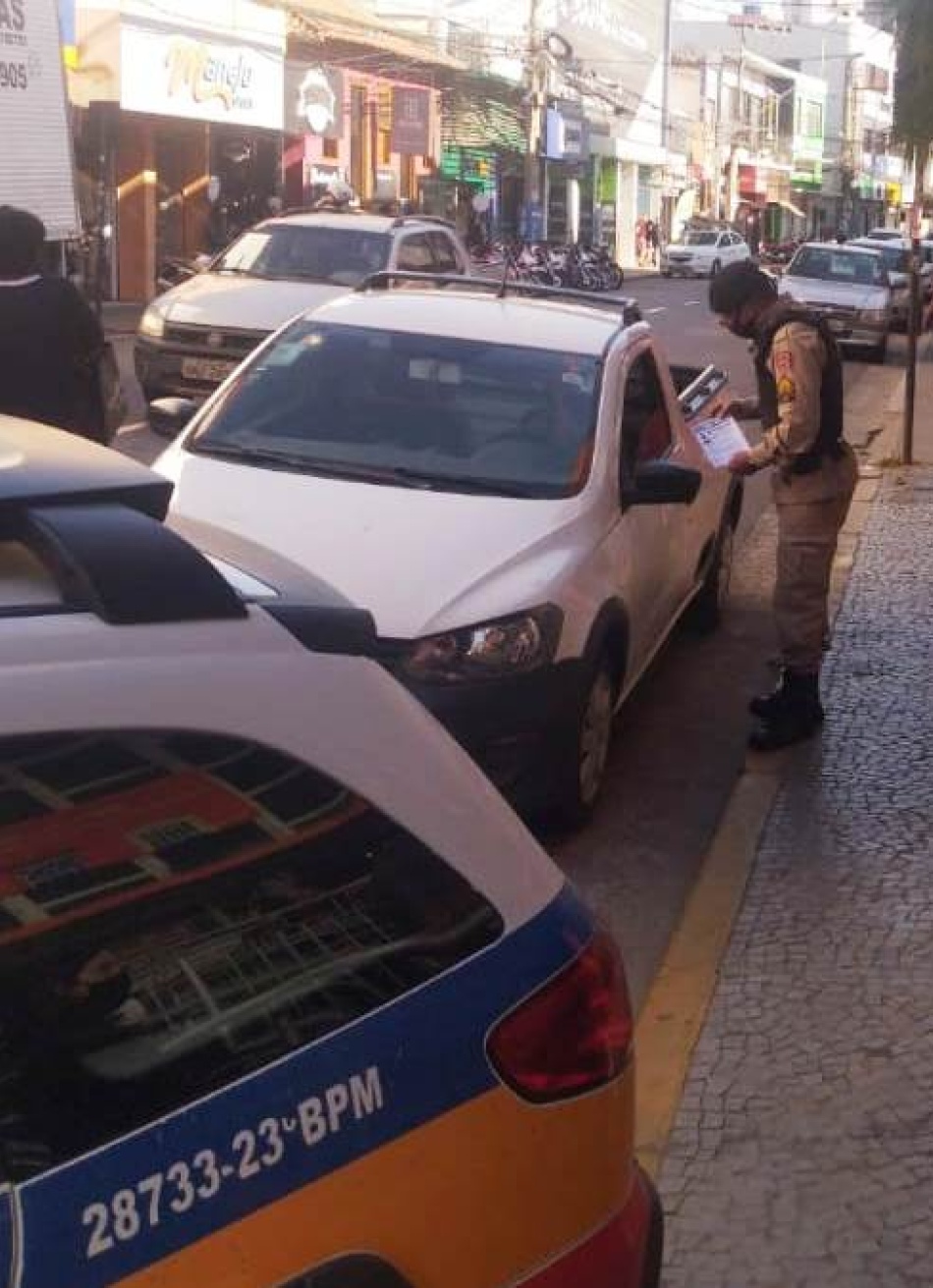 Com a distribuição de folhetos e orientações de prevenção à violência contra a mulher, a Polícia Militar deu início nesta segunda-feira na campanha "Agosto Lilás"